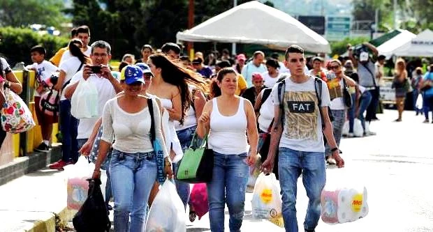 Βενεζουέλα: Το μεγάλο θέαμα των μεταναστών στα σύνορα προετοιμάζει τη στρατιωτική επίθεση